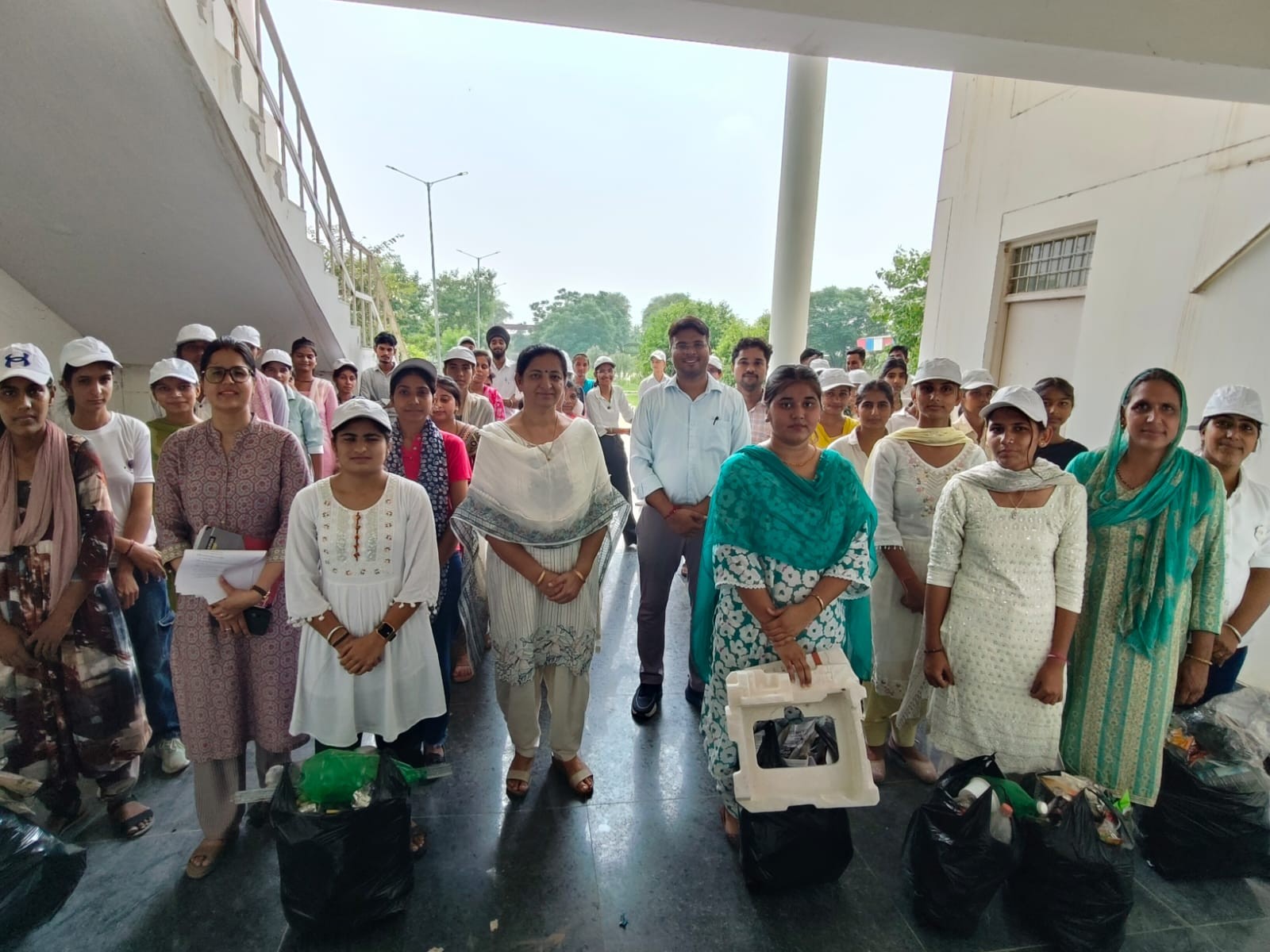 राजकीय महाविद्यालय उकलाना में राष्ट्रीय सेवा योजना (एनएसएस) दिवस पर आयोजित कार्यक्रम में भाग लेते विद्यार्थी।