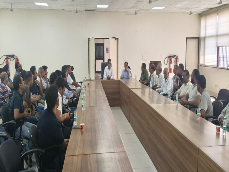बैठक करते हुए कृषि विभाग के उप निदेशक डॉ. वजीर सिंह। (फाइल)