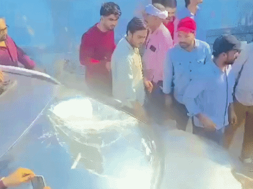 घटना के विरोध में समर्थन कार पर बैठ गए।