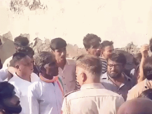 घटना के बाद लोगों की भीड़ इकट्ठा हो गए।