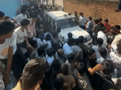 भारी संख्या में समर्थक इकट्ठा हो गए और नारेबाजी करने लगे।