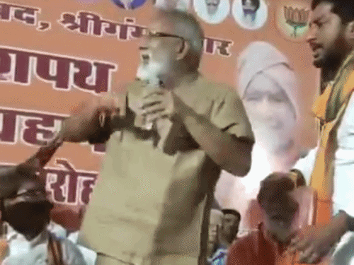 बुके फेंके जाने से नाराज विधायक मंच पर खड़े होकर चिल्लाने लगे। उन्होंने कहा कि ये बिल्कुल बर्दाश्त नहीं है।
