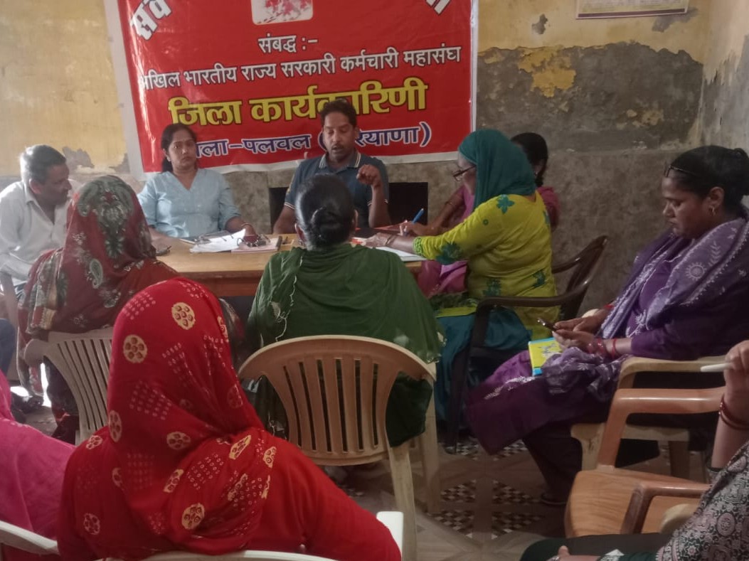 पलवल में मीटिंग करते कर्मचारी नेता।