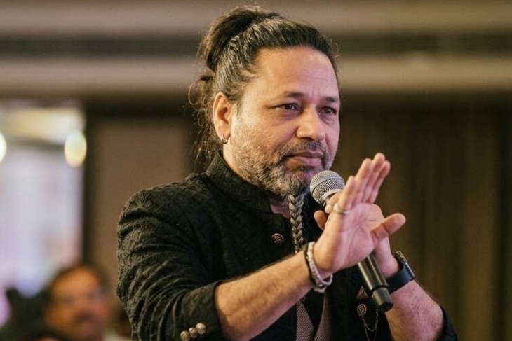 गायक कैलाश खेर ‘अल्लाह के बंदे’, ‘तेरी दीवानी’ और ‘चक दे फट्टे’ जैसे लोकप्रिय गानों के लिए जाने जाते हैं।