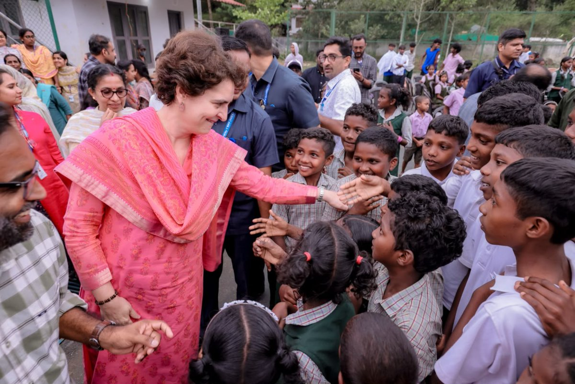 प्रियंका सुल्तान बथेरी के राजीव गांधी मेमोरियल मॉडल रेजिडेंशियल स्कूल में छात्रों के बीच पहुंची।