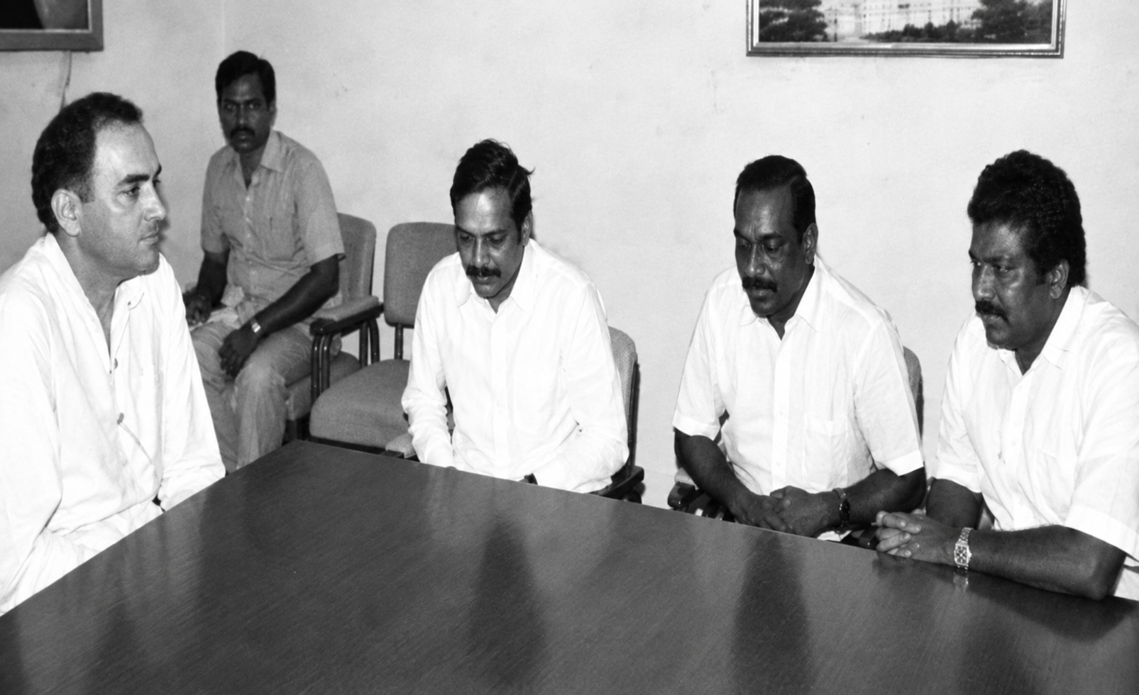 28 जुलाई को पीएम आवास में राजीव गांधी के साथ प्रभाकरन (सबसे दाएं) और उसके साथी महात्या और एंटोन बालासिंघम।
