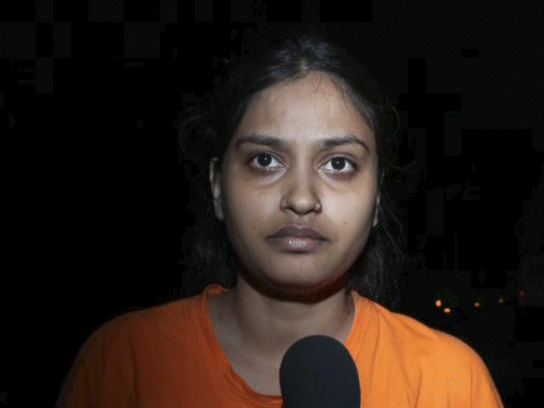 बस यात्री रिंकी ने कहा- सभी एक-दूसरे को धक्का दे रहे थे। अंदर धुआं भरा था और सबका दम घुट रहा था