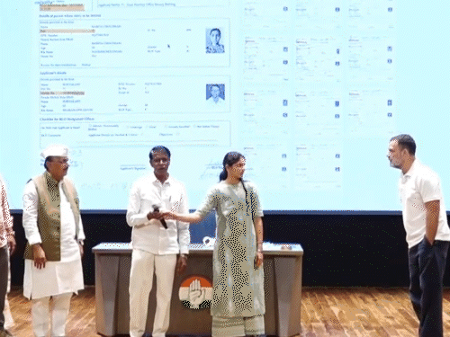 राहुल गांधी बोले- संविधान के दुश्मन बेनकाब हुए: न्याय मिलेगा; वोटर लिस्ट में गड़बड़ी-SIR पर 4 बजे प्रेस कॉन्फ्रेंस करेंगे राहुल ने 18 सितंबर को दिल्ली में 'वोट चोरी' पर प्रेस कॉन्फ्रेंस के दौरान एक व्यक्ति को भी मंच पर बुलाया, जिसका दावा था कि उसका नाम हटाया गया है।