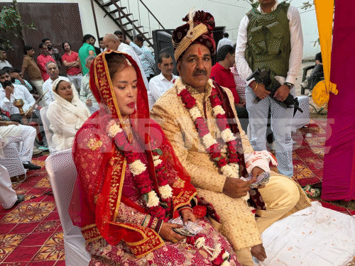 मेटाचान फेरों के दौरान रेड लहंगा पहने नजर आई, जबकि ढिल्ला ने ऑफ वॉइट कलर की शेरवानी पहनी थी।