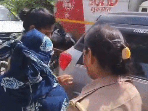 तस्वीर 23 सितंबर की है। पुलिस ने बहू शालू को रिमांड पर लिया था। इस दौरान उसने दुपट्टे से अपना चेहरा बांध रखा था।
