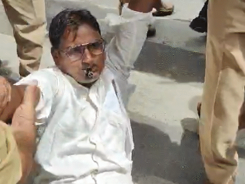 जमीन पर लेटकर नारेबाजी की; पुलिस से धक्का-मुक्की, कपड़े फाड़ने व अभद्रता का आरोप|लखनऊ,Lucknow - Dainik Bhaskar