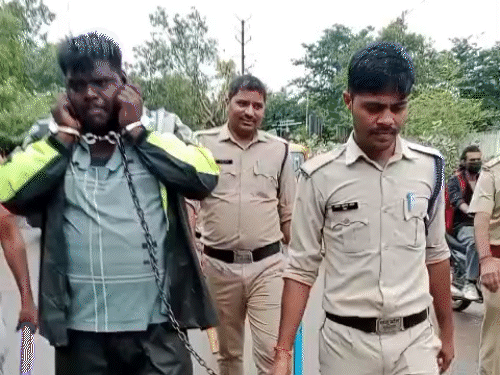 पुलिस ने आरोपी सूरज को गिरफ्तार करने के बाद उसका जुलूस भी निकाला।