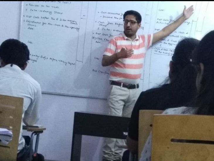 रवि सीए स्टूडेंट्स को घर में बने इंस्टीट्यूट में ही कोचिंग देते थे।