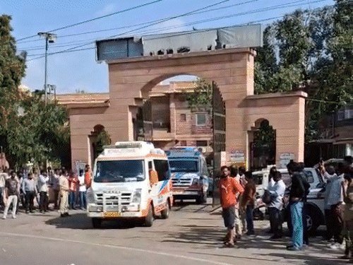 बेटे की हालत देख बेसुध हुई मां; फैक्ट्री में आग बुझाते वक्त हुआ था ब्लास्ट|जोधपुर,Jodhpur - Dainik Bhaskar