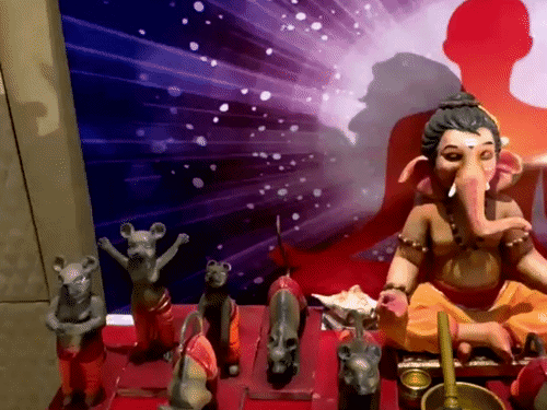 गणपति जी की दिनचर्या को अलग-अलग दृश्यों के जरिए दर्शाया गया है।
