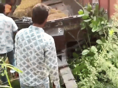 हादसे के बाद ट्रक और ट्रैक्टर-ट्रॉली पलट गई। ट्रॉली में सवार महिलाएं और पुरुष उसके नीचे दब गए। - Dainik Bhaskar