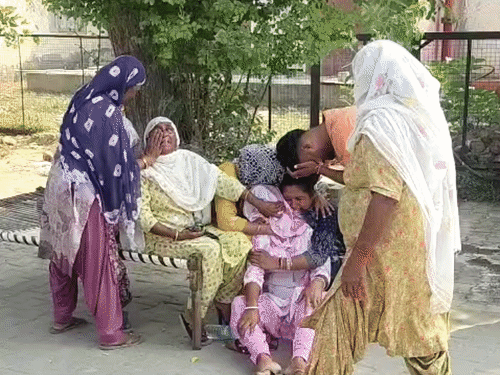 अस्पताल में रोते-बिलखते मृतकों के परिजन।