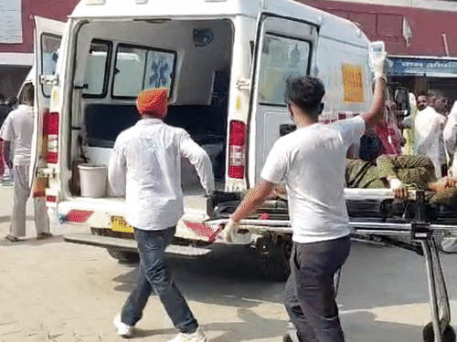 हालत गंभीर होने पर एक महिला को प्राइवेट अस्पताल रेफर कर दिया गया।