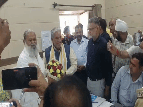 रेस्ट हाउस में मंत्री अनिल विज को फूलों का गुलदस्ता देते हुए मंत्री कृष्ण लाल पंवार।