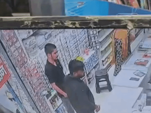 बबलू की दुकान पर ये एक सप्ताह पहले की वारदात में भी आरोपी सीसीटीवी में कैद हुए थे।
