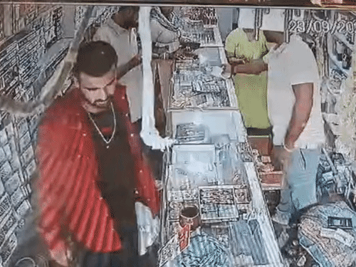 बुधवार को ये दोनों युवक दुकान पर पहुंचे थे और दोनों ने वारदात को अंजाम दिया