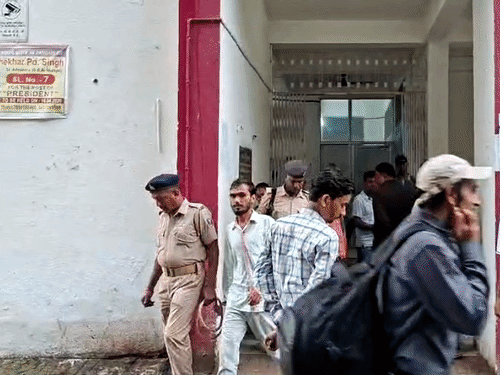 आरोपी को हथकड़ी लगा लेकर जाती पुलिस।