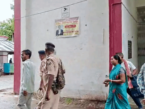 आरोपी के साथ उसके परिजन भी कोर्ट परिसर में मौजूद रहे।