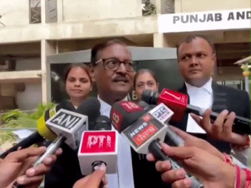 सीनियर एडवोकेट सत्यपाल जैन पंजाब एंड हरियाणा हाईकोर्ट में मीडिया को संबोधित करते हुए।