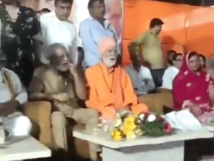 भीड़ बढ़ने लगी तो विधायक ने नीचे खड़े लोगों को फिर से डांट दिया।