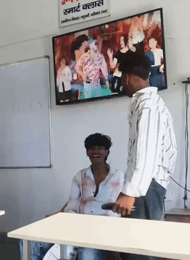 डांस के दौरान कॉपी का पेज उड़ाता एक स्टूडेंट।