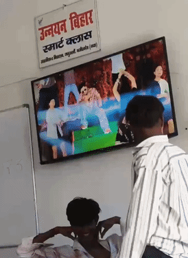 स्मार्ट क्लास में लगे एलईडी पर चल रहा भोजपुरी गाना।