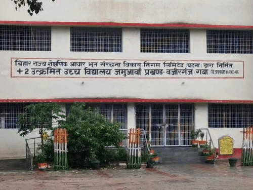 इसी स्कूल में 21 सितंबर को एग्जाम के दौरान स्मार्ट क्लासरूम में बच्चे भोजपुरी गाने पर डांस कर रहे थे।