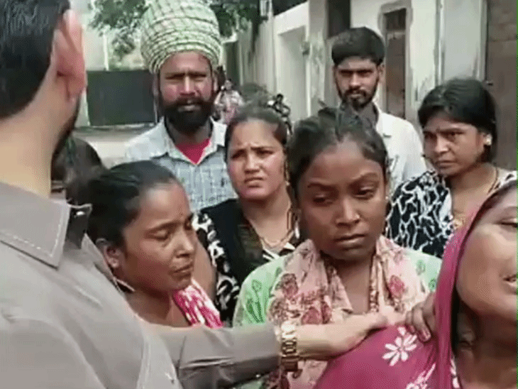 परिवार से मिलने पहुंचे भाजपा नेता शीतल अंगराल।