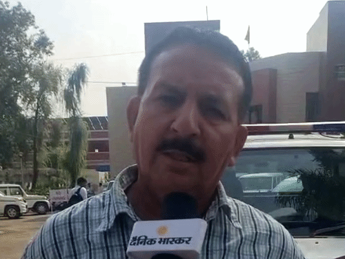 मामले की जानकारी देते ब्राह्मण माजरा गांव के निवासी राजीव त्यागी।