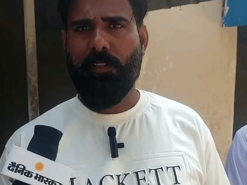 मामले की जानकारी देते बालापुर गांव के सरपंच शिव कुमार।