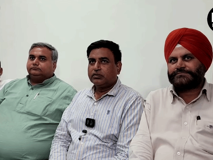 मामले की जानकारी देते हुए निगम के ठेकेदार।