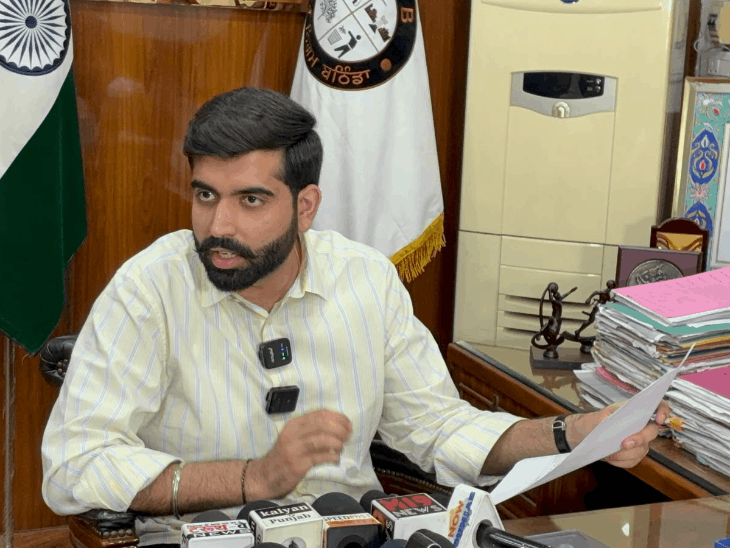 कंपनियों को ब्लैकलिस्ट करने की जानकारी देते हुए मेयर पदमजीत मेहता।