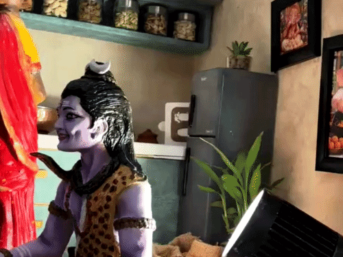 अन्नपूर्णा रसोई में पूरा परिवार साथ बैठकर भोजन करता दिखाया गया है।