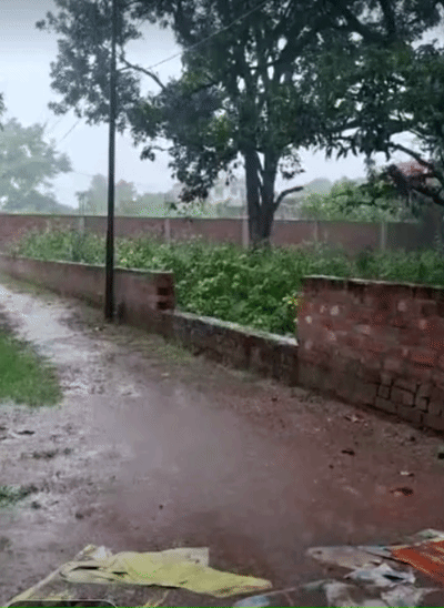 उत्तर प्रदेश के महराजगंज में गुरुवार सुबह 6 बजे से जिले के कई हिस्सों में बारिश हो रही है।