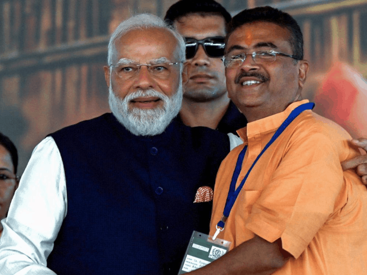 शुभेंदु अधिकारी ने 9 मई को कोलकाता के ब्रिगेड परेड ग्राउंड में पश्चिम बंगाल के मुख्यमंत्री पद की शपथ ली। इस दौरान पीएम मोदी भी मौजूद थे। - Dainik Bhaskar