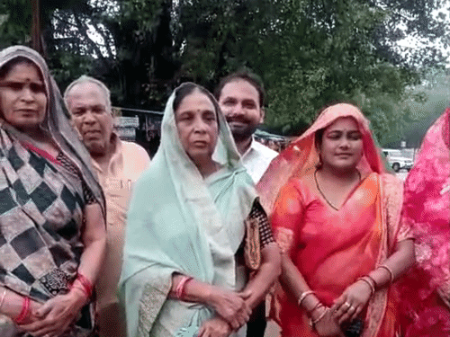 10 विधायकों ने अपने पद से इस्तीफा दे दिया।