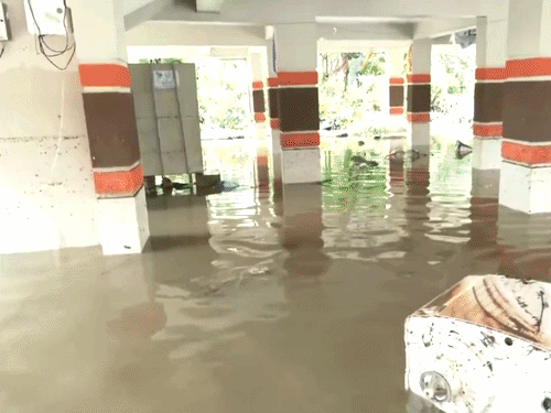 आंध्र के विशाखापट्टनम में बाढ़ का पानी अपार्टमेंट के अंदर घुस गया।