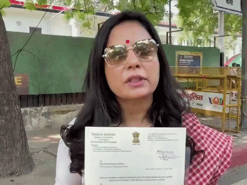 महुआ मोइत्रा ने थाने के बाहर से रिसीविंग लेटर दिखाते हुए, चुनाव आयुक्त पर FIR की मांग - Dainik Bhaskar
