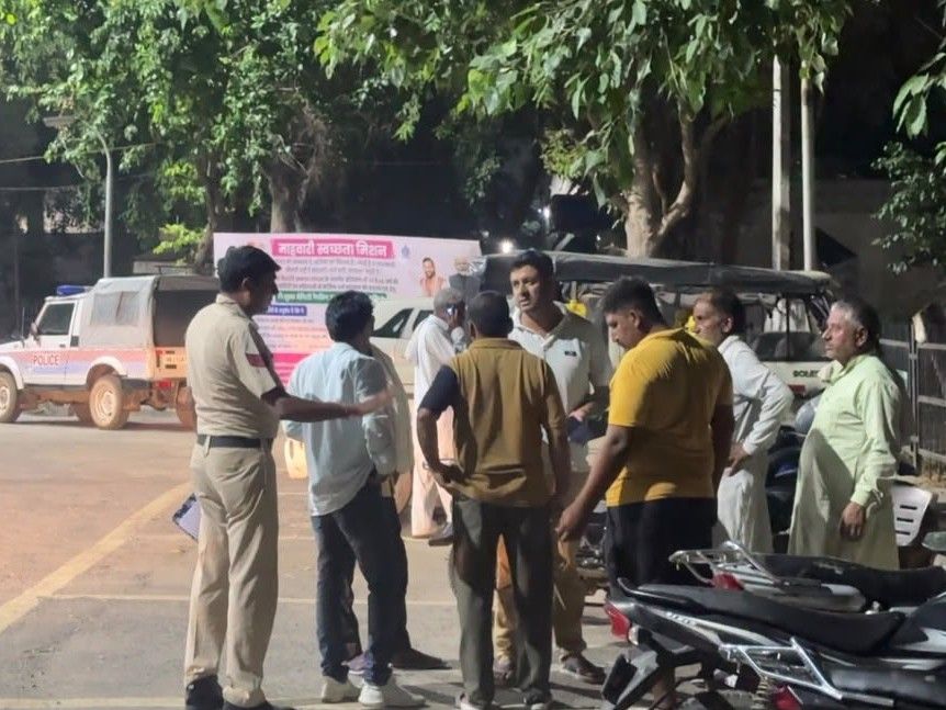 हादसे की सूचना पाकर अस्पताल में पहुंचे परिजन व अन्य।