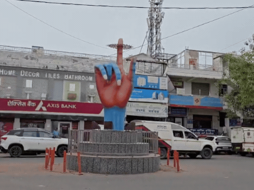 दोपहर बाद बादल छाने के साथ ही बूंदाबांदी की संभावना है।