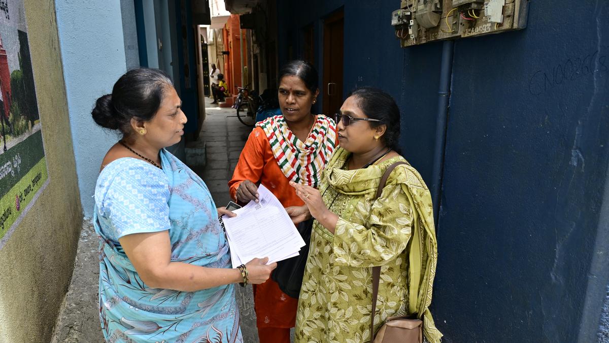 SIR में गड़बड़ियां आने के बाद कर्नाटक में ब्लॉक लेवल ऑफिसर्स को घर-घर जाकर SIR अभियान चलाने और नियमों का सख्ती से पालन करने के निर्देश दिए गए थे।
