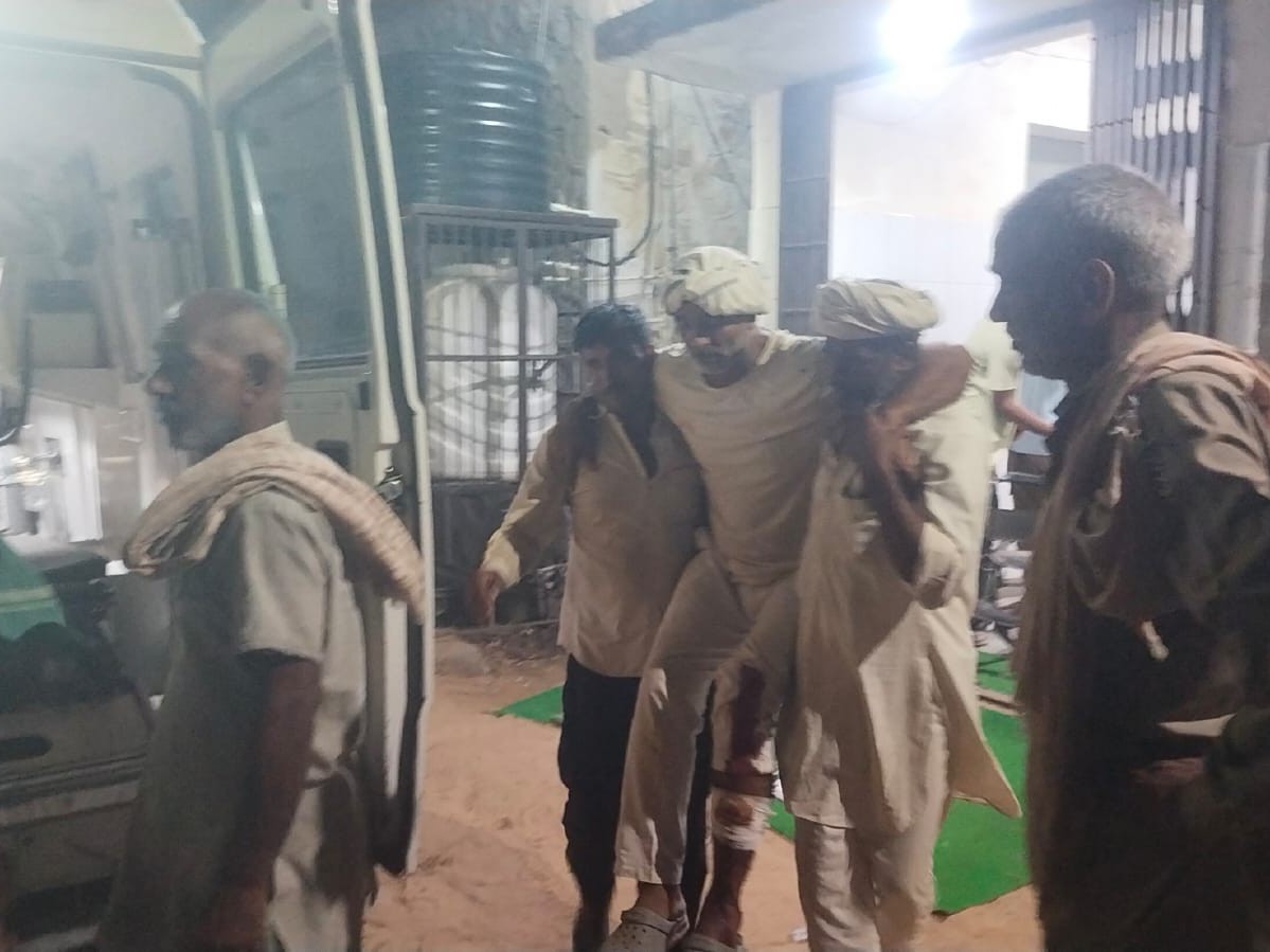 लाठी-कुल्हाड़ी से पीटा, फायरिंग के आरोप; 3 गंभीर घायल|बानसूर,Bansur - Dainik Bhaskar