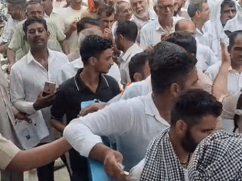 किसान रेस्ट हाउस के मेन गेट पर किसानों की भीड़।