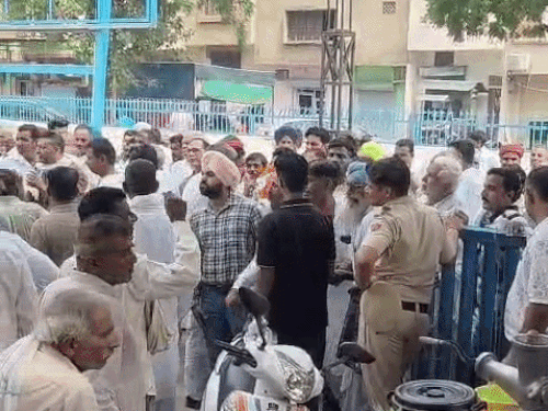मेन गेट पर किसानों की भीड़ को काबू करने को खड़ी पुलिस।