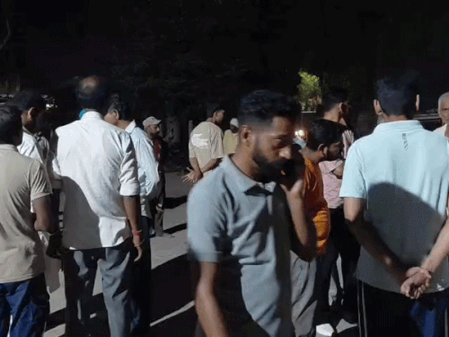 हादसे के बाद सादुलशहर के सरकारी हॉस्पिटल में भीड़ जमा हो गई।